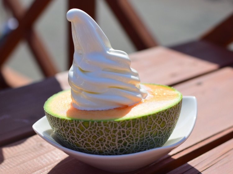 サンタのヒゲ 北海道に行ったら絶対食べたい メロン ソフトクリームのインパクト大スイーツ Playlife プレイライフ