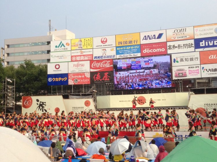 夏は四国 高知のよさこい祭り 全国各地のグループのユニークな衣装や踊りは夏の観光にオススメ Playlife プレイライフ