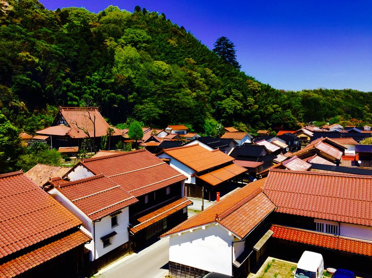 山奥の銀山の街へ 銀山で栄えた地域の雰囲気を味わう 石見銀山で絶対見たい大森の街並み Playlife プレイライフ