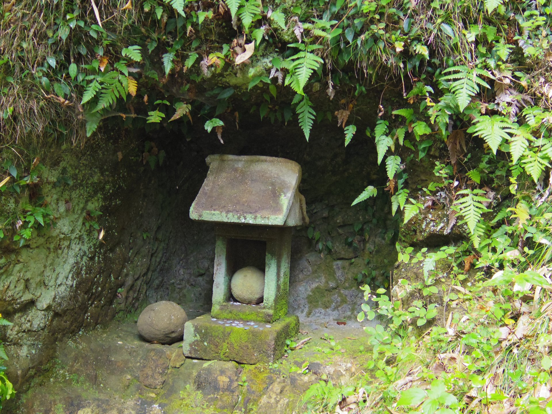 杉本寺 供養塔と六地蔵