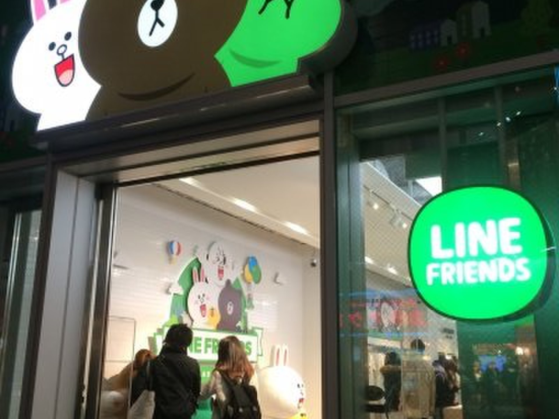 【原宿のLINE FRENDS STORE】店内には超ビッグサイズのブラウンくんも！？