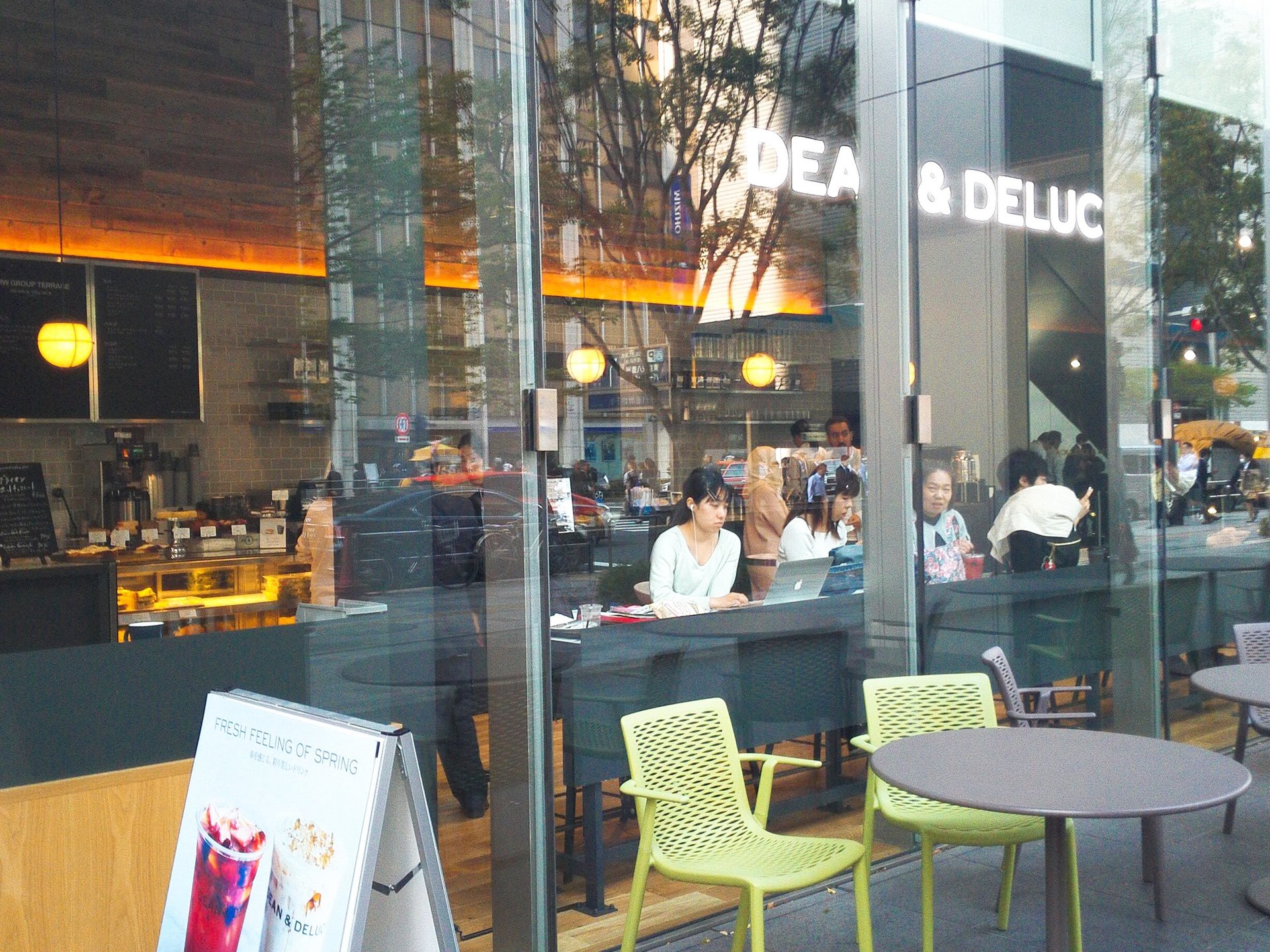 東京駅近くにあるBMWがコラボした世界初のカフェ「DEAN&DELUCA」