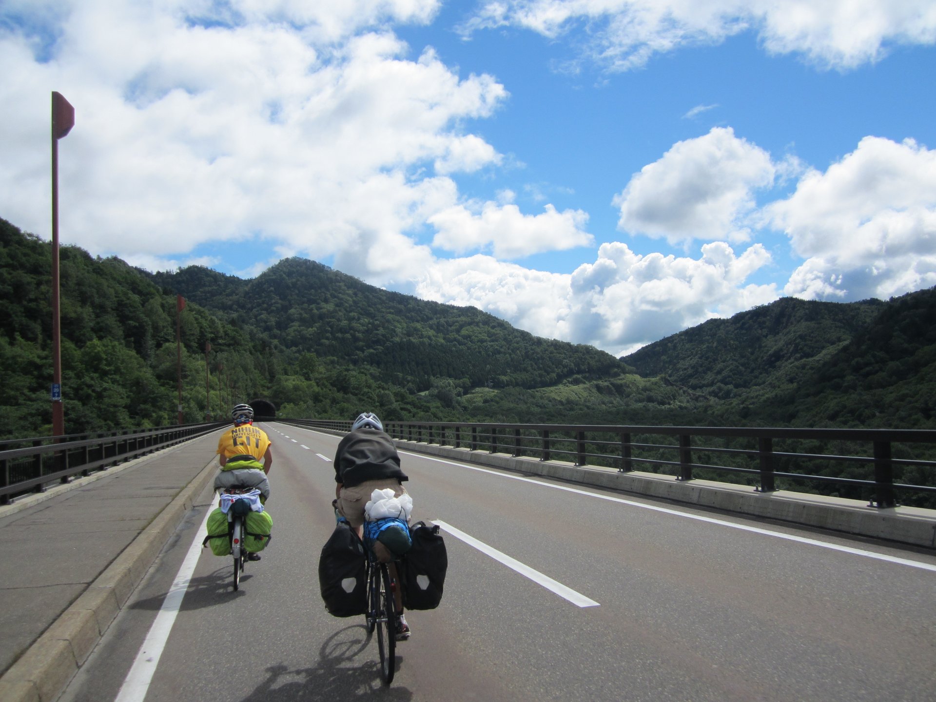 夏の北海道を全身で体感！「日本一長い直線道路」を目指す2泊3日自転車旅！
