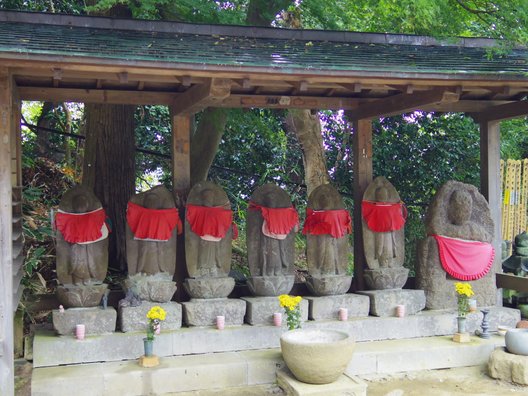 杉本寺 供養塔と六地蔵