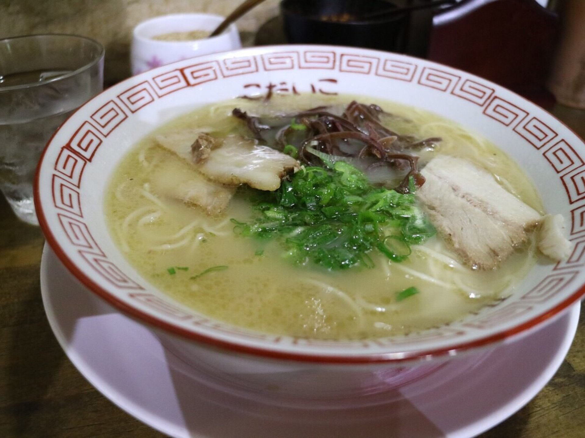 熊本は豚骨ラーメン！伝説・行列のできるラーメン屋。