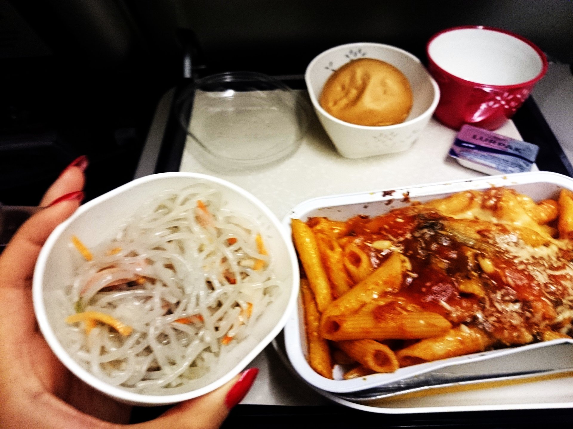 マカオ・香港へ行くならキャセイパシフィック航空がおすすめ！エコノミーでも便利な機能&中華機内食