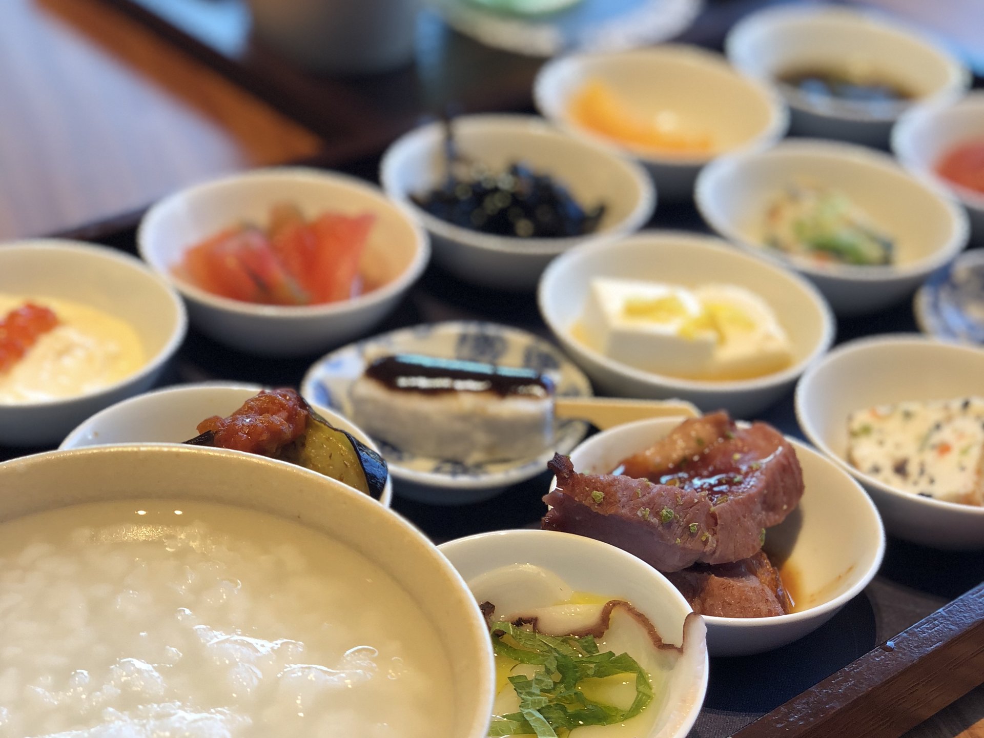 最高の朝食。築地の本願寺カフェTsumugiの朝粥で心も身体も癒されてきた