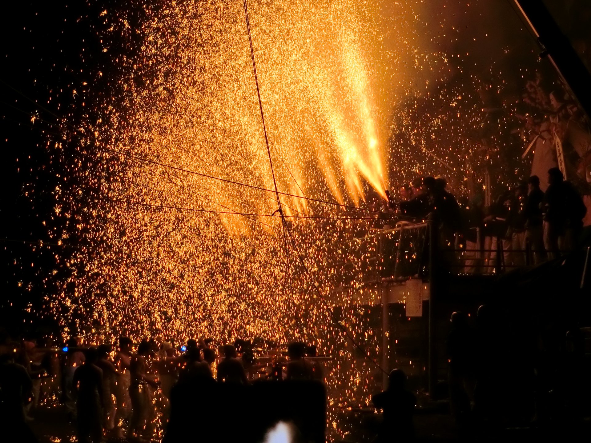 【手力の火祭り】神輿を担いだ裸男たちが、火の粉の滝へ突っ込む！？ / 岐阜市・長森
