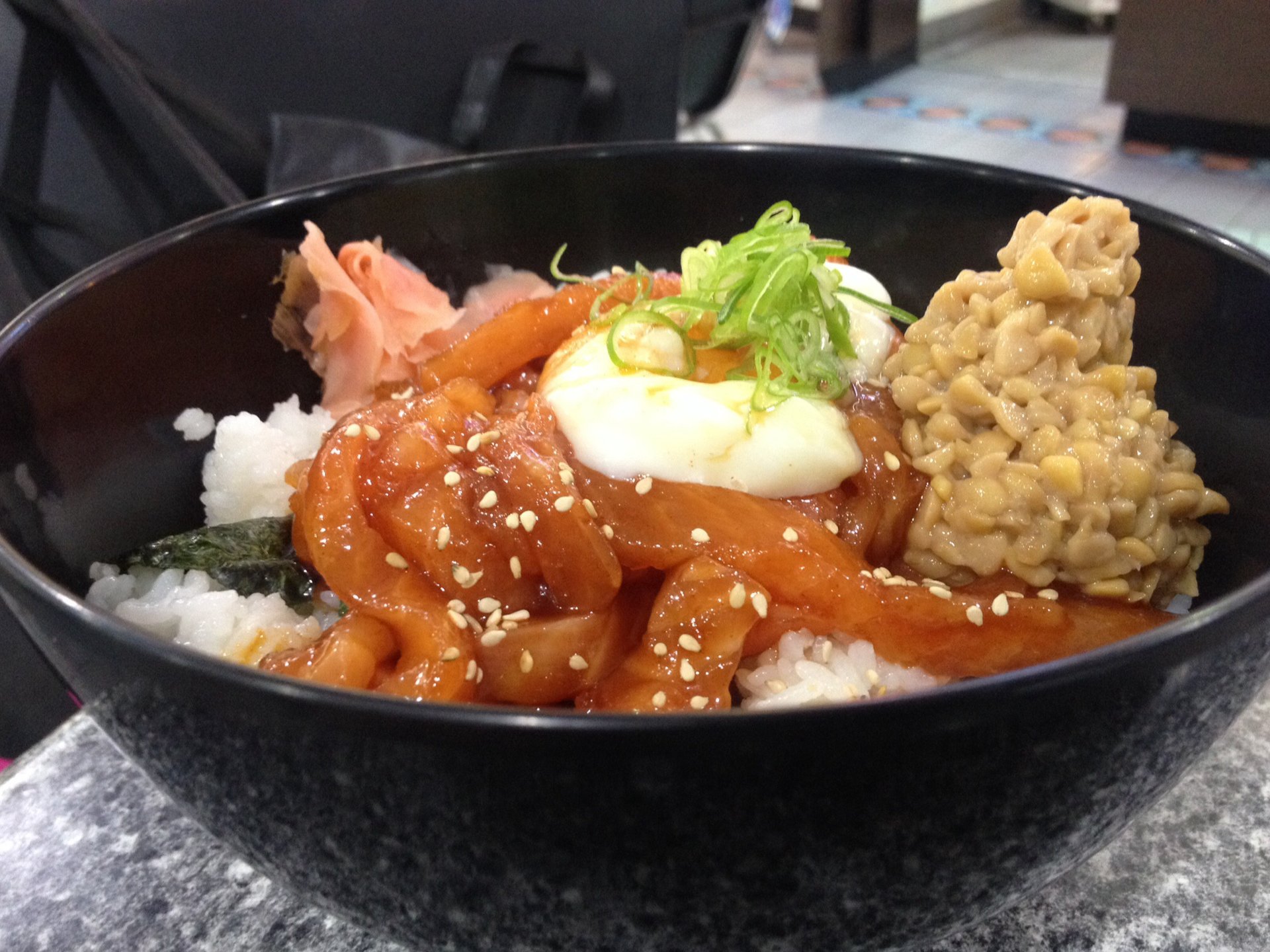 【ケアンズ】海外旅行先での日本食もお勧め❤︎美味$15サーモンユッケ納豆丼❤︎温玉のせ〜側ラグーン