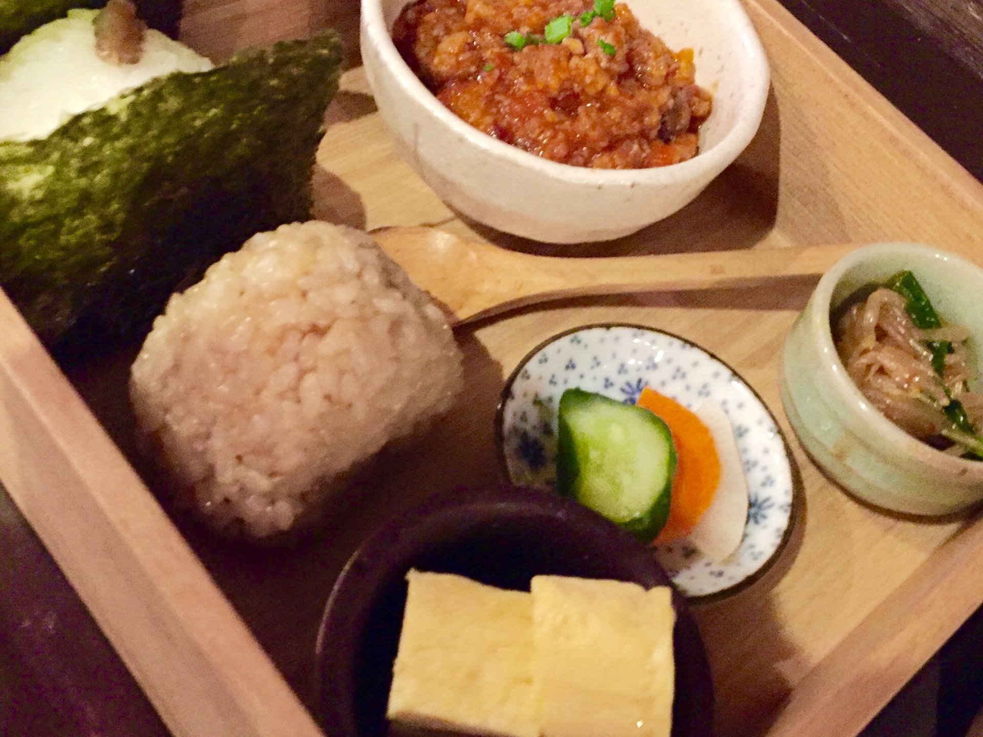 【千駄木で行きたいおいしいおにぎりカフェ】根津神社の帰りは利さくで日替わりおにぎりランチを楽しむ