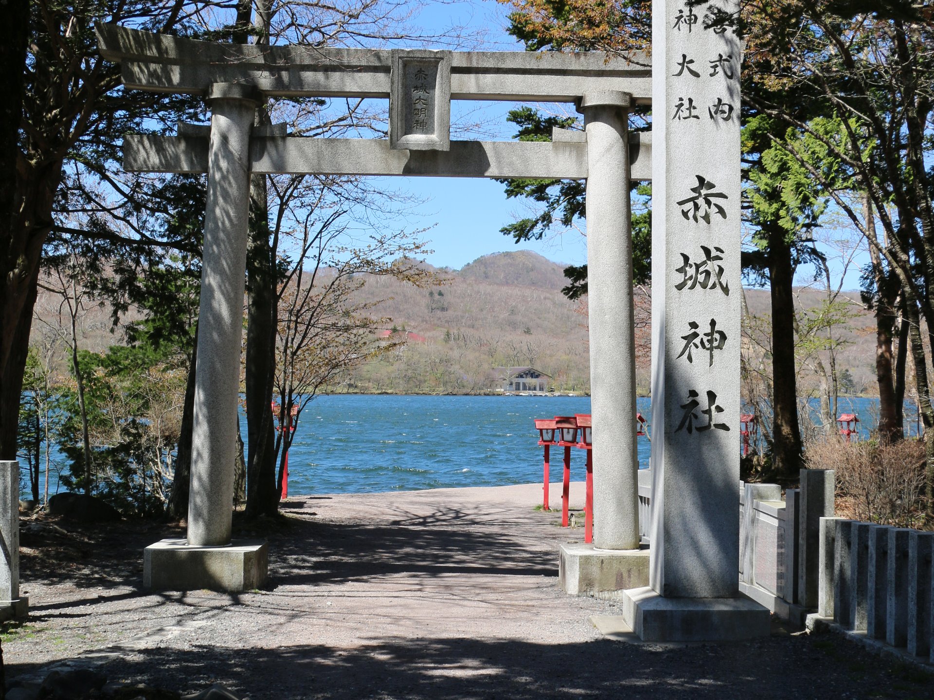 赤城神社(大沼湖畔)