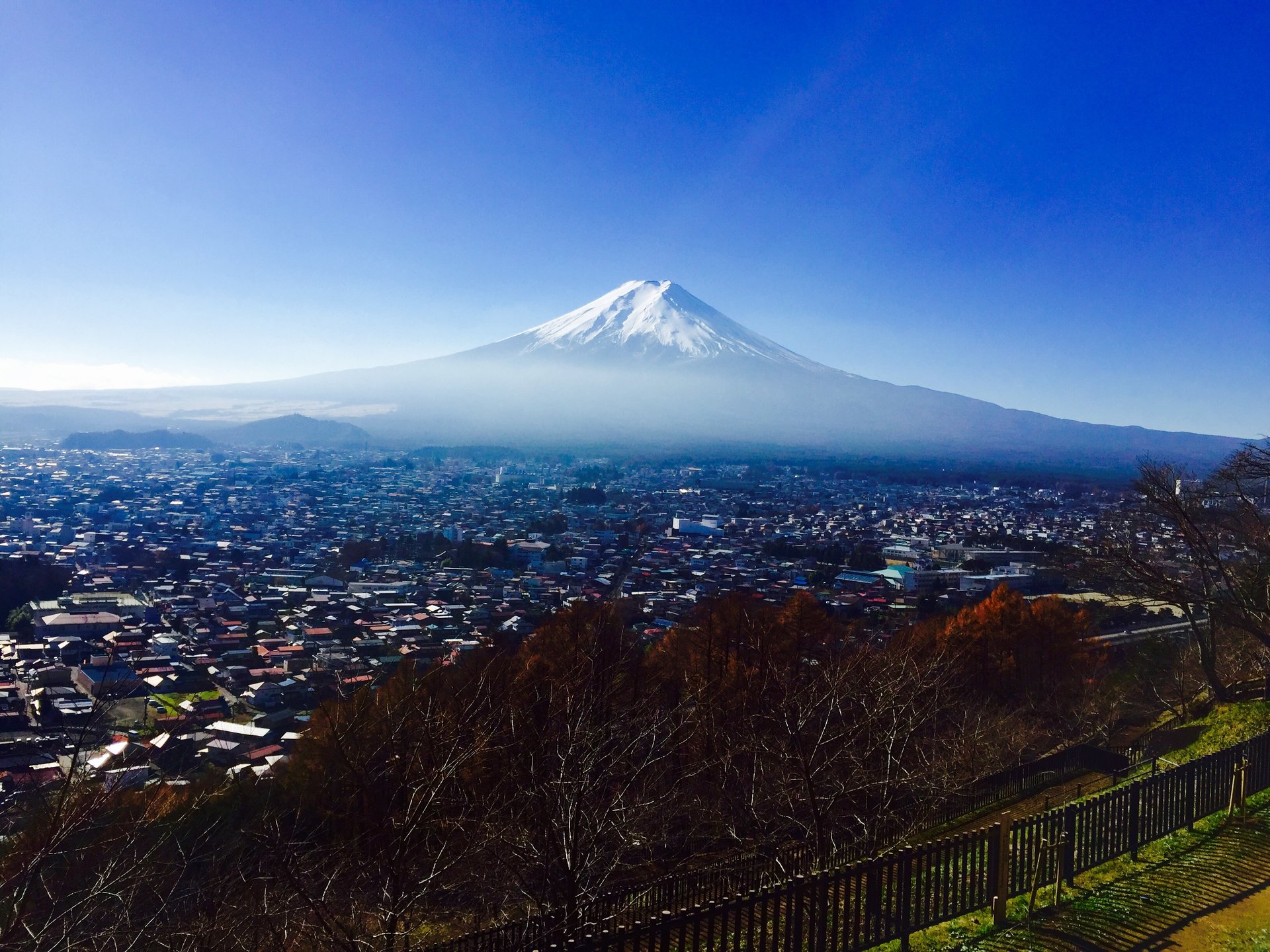 【霊峰富士のお膝元のまちを散策】都心から2時間。忠霊塔とうどんで有名な富士吉田市を巡る！