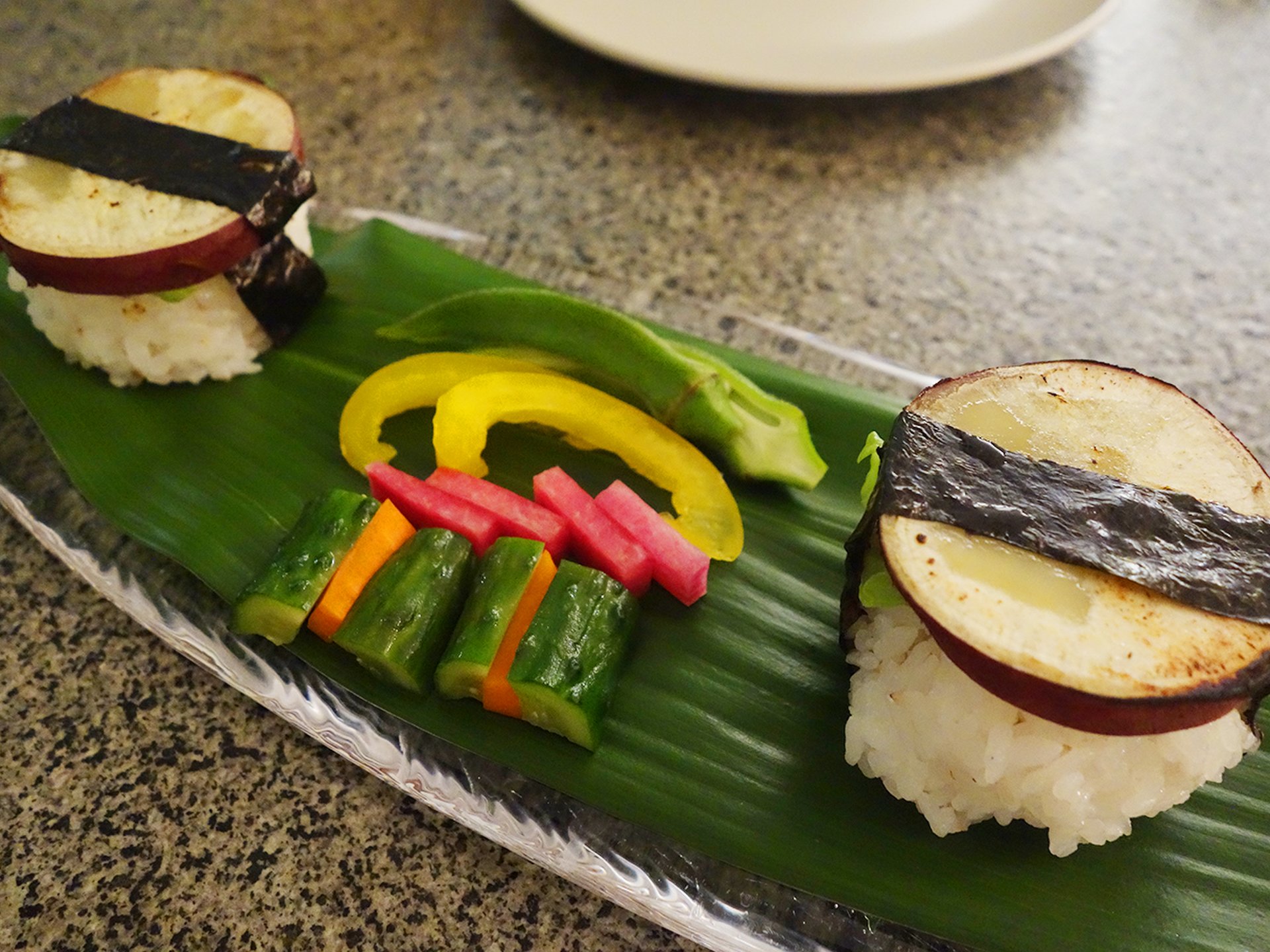 【表参道の中心にある緑豊かなカフェ】寛ぎ空間で頂くお洒落でユニークなオニギリが有名「エンボカ青山」♪