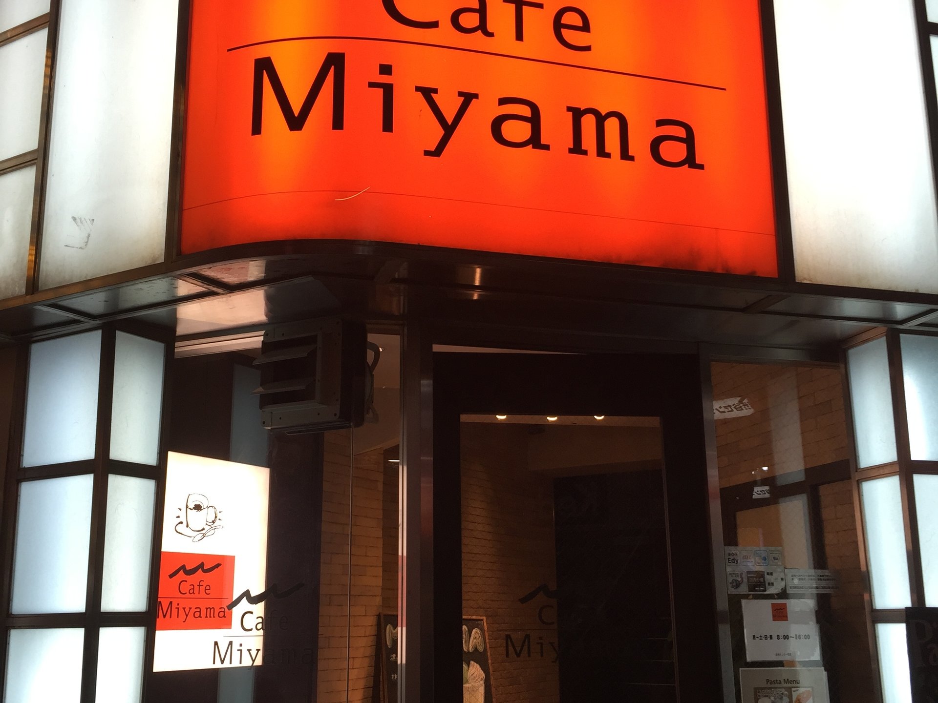 【渋谷のWi-Fi・充電カフェご紹介】学生も社会人にもオススメの設備充実『CafeMiyama』