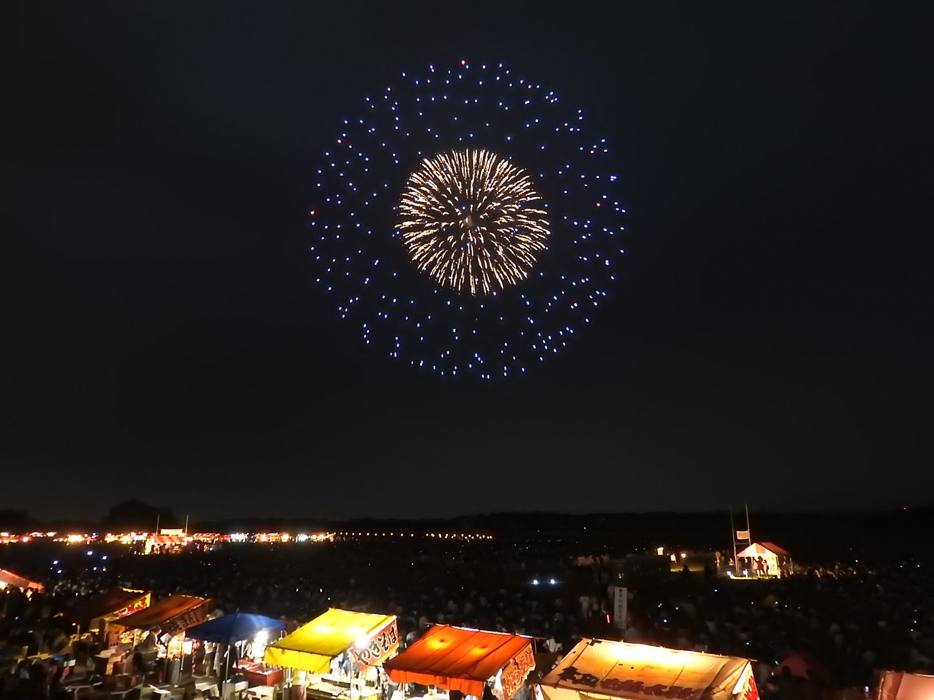 熊谷花火大会。８月１２日は【夏デート】２時間ずっとコンクール花火。川辺周辺から楽々鑑賞