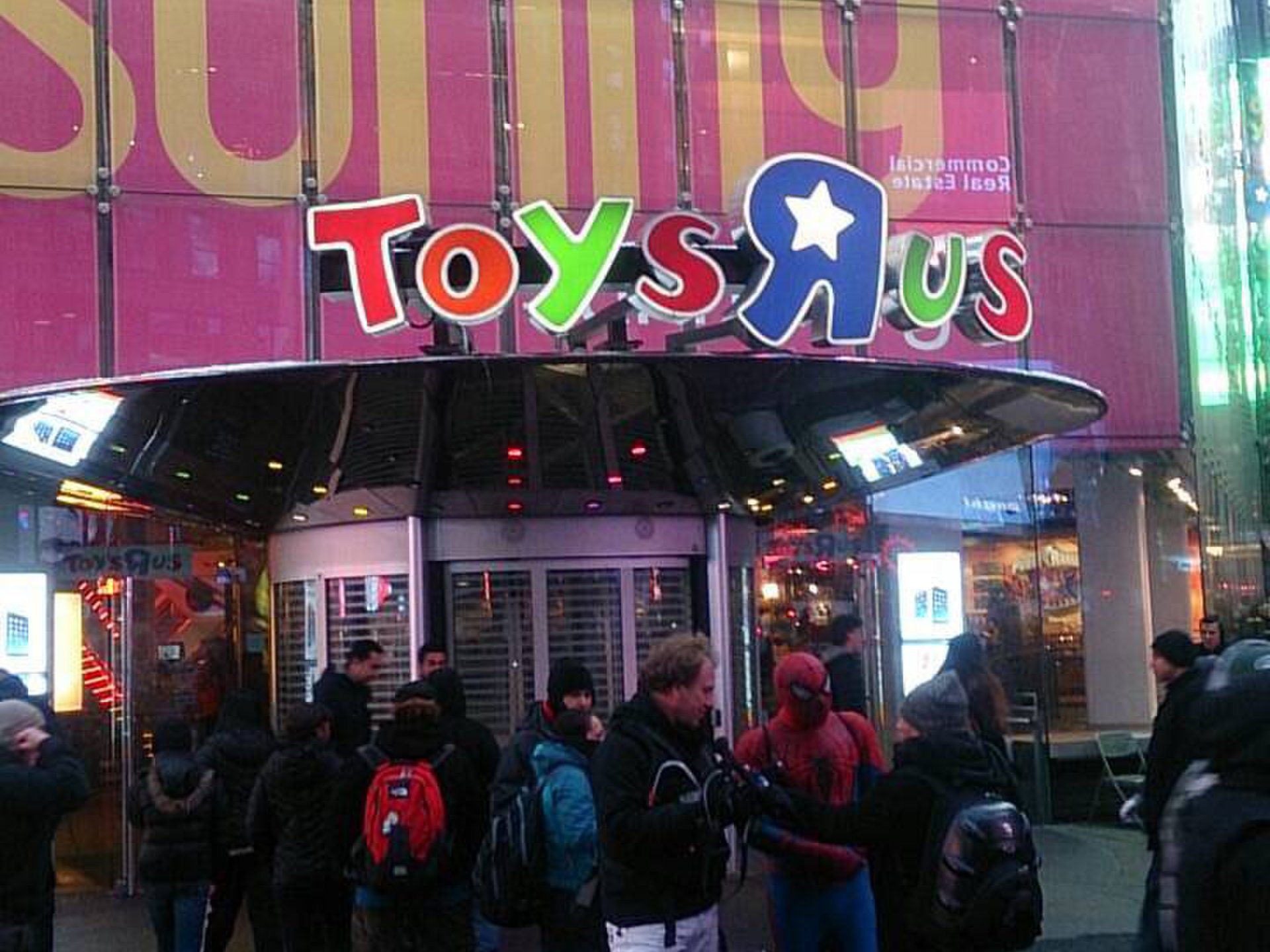 ニューヨークのトイザらスがすごすぎる！観覧車や数々のおもちゃ、恐竜のオブジェにもびっくり！