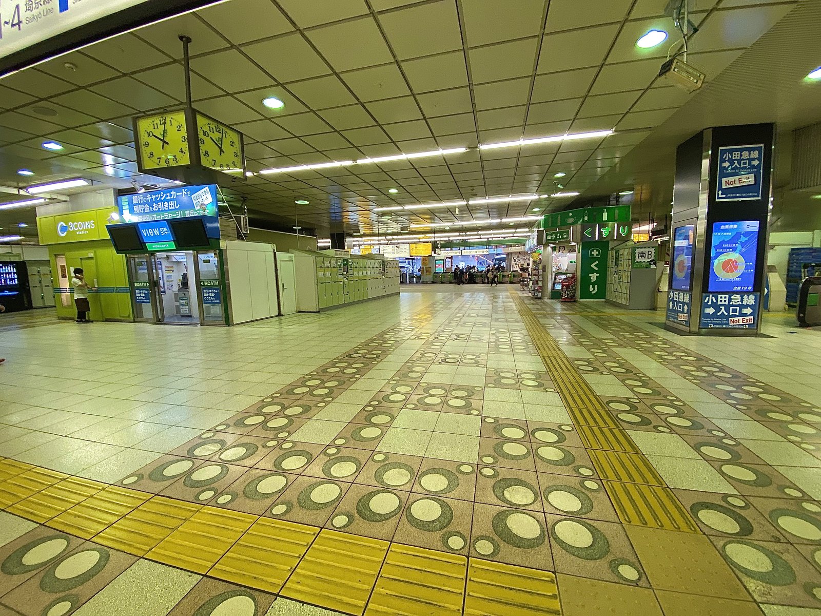 台風19号で新宿駅に人がいない 午前中だけ遊んできた そのほか個人的におすすめの台風の過ごし方も Playlife プレイライフ