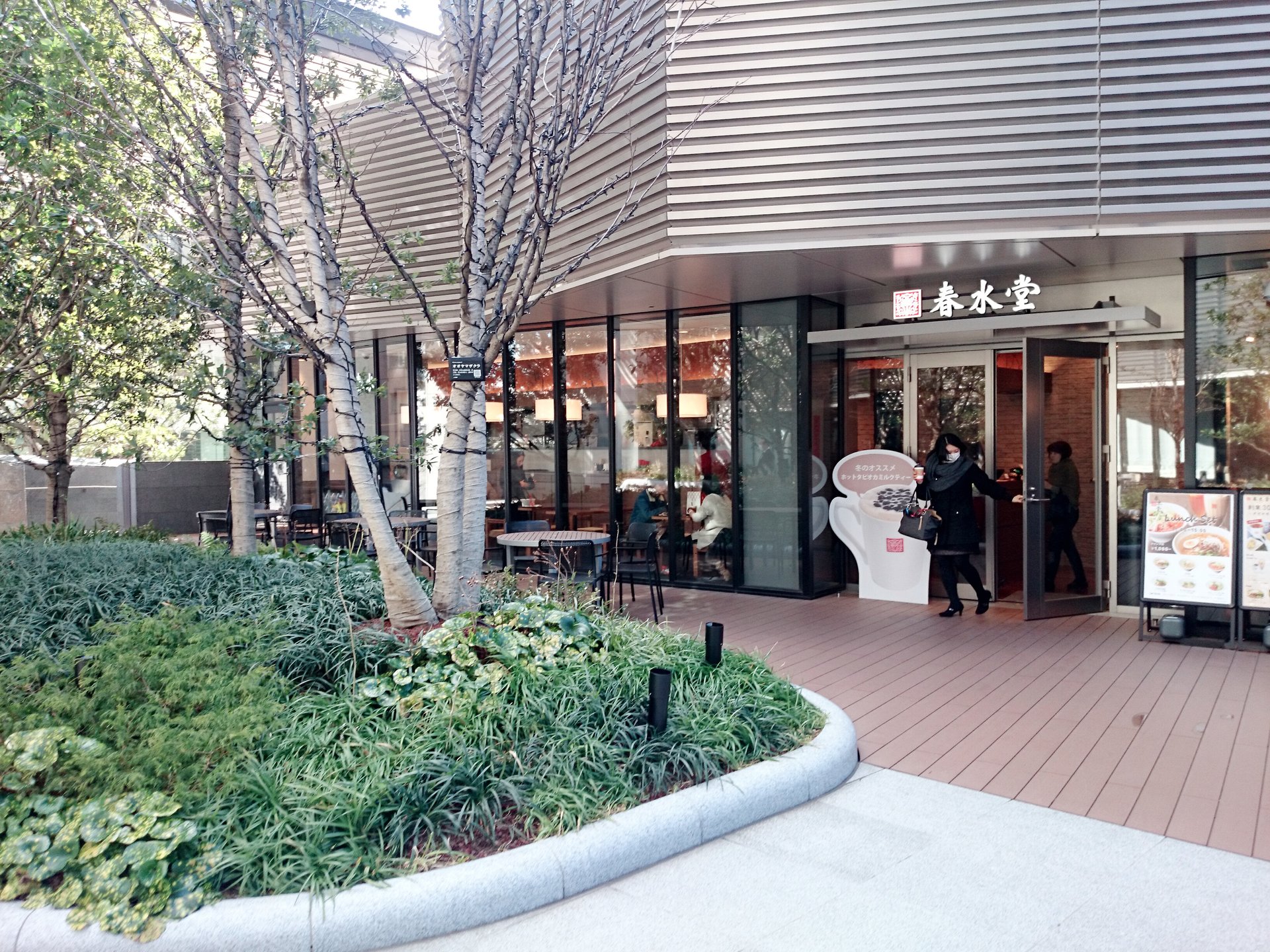 飯田橋サクラテラス。緑豊かなガーデン&カフェレストラン。ランチやディナーに