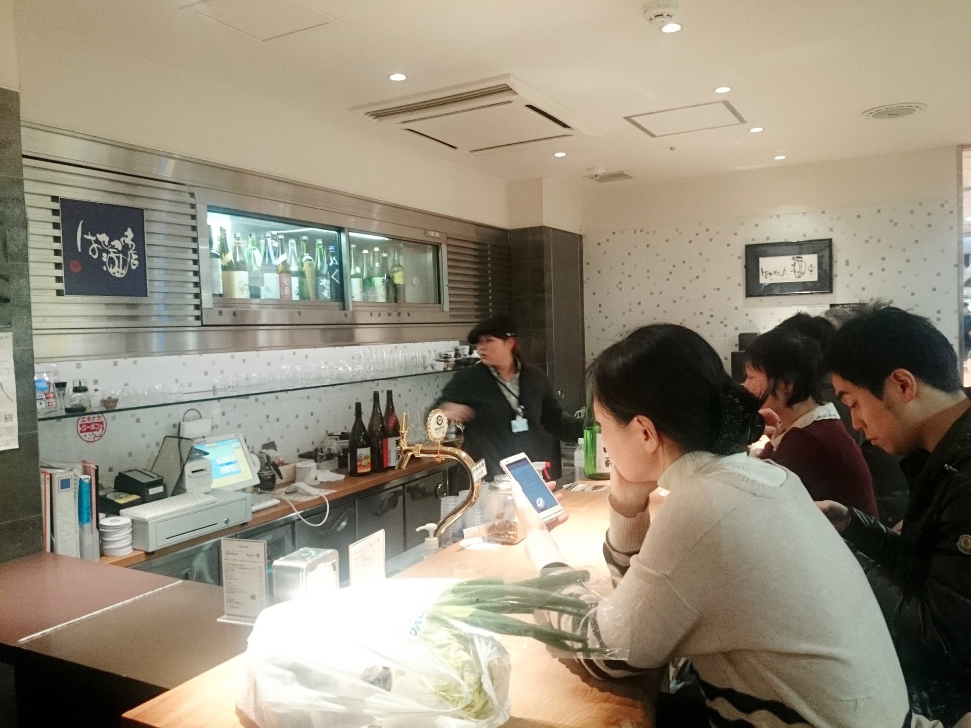 東京駅で待ち時間におすすめカフェ。日本風立ち飲み&カウンターでお酒&おつまみを