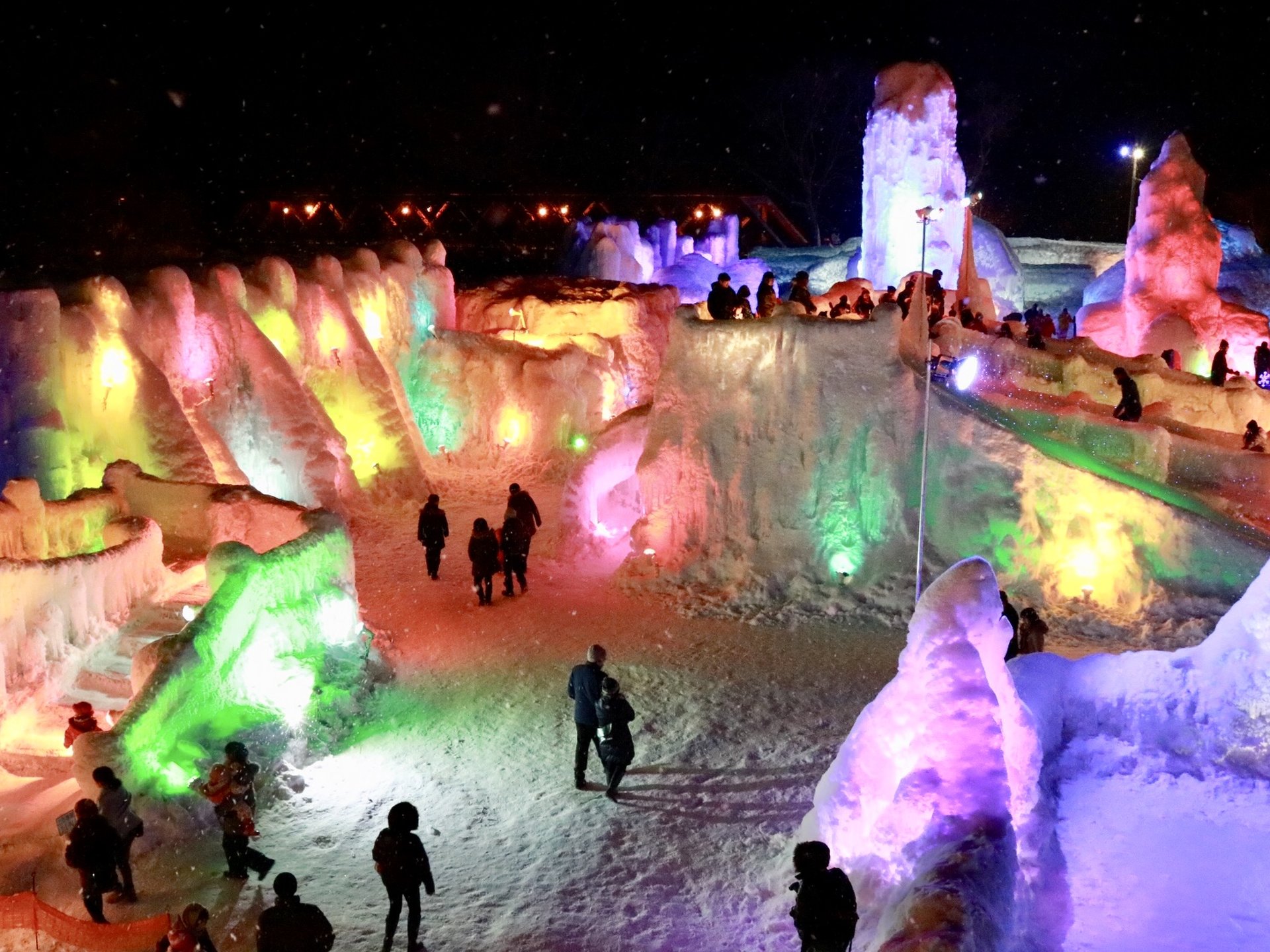 人気で宿がとれない!?フォトジェニ氷祭り☆北海道支笏湖の氷濤まつりが幻想的すぎる♡