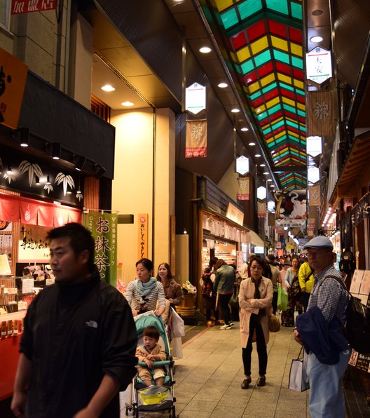 京都 河原町と錦市場を巡るプラン 絶品グルメを食べ歩きした後は錦天満宮でお祈り Playlife プレイライフ