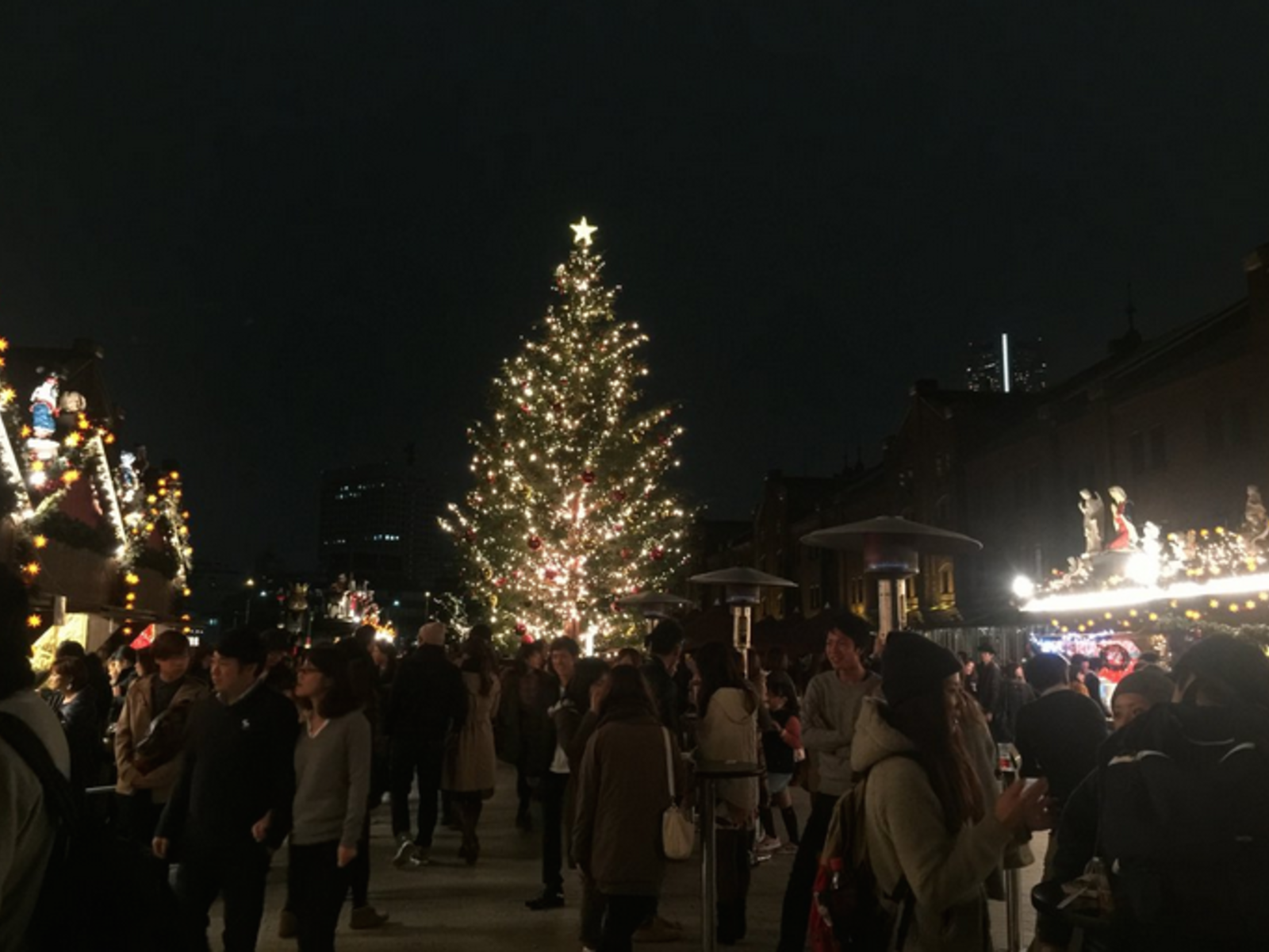 クリスマスは横浜 赤レンガ倉庫 のイルミネーションへ カップルでクリスマスマーケットを楽しもう Playlife プレイライフ
