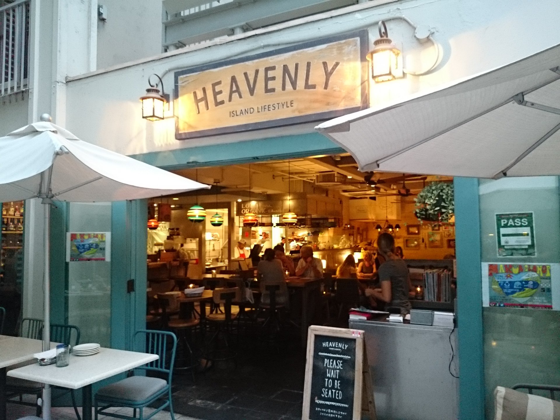 ハワイ/ヨーロッパのような雰囲気のお洒落ヘルシーカフェ。HEAVENLYヘブンリー