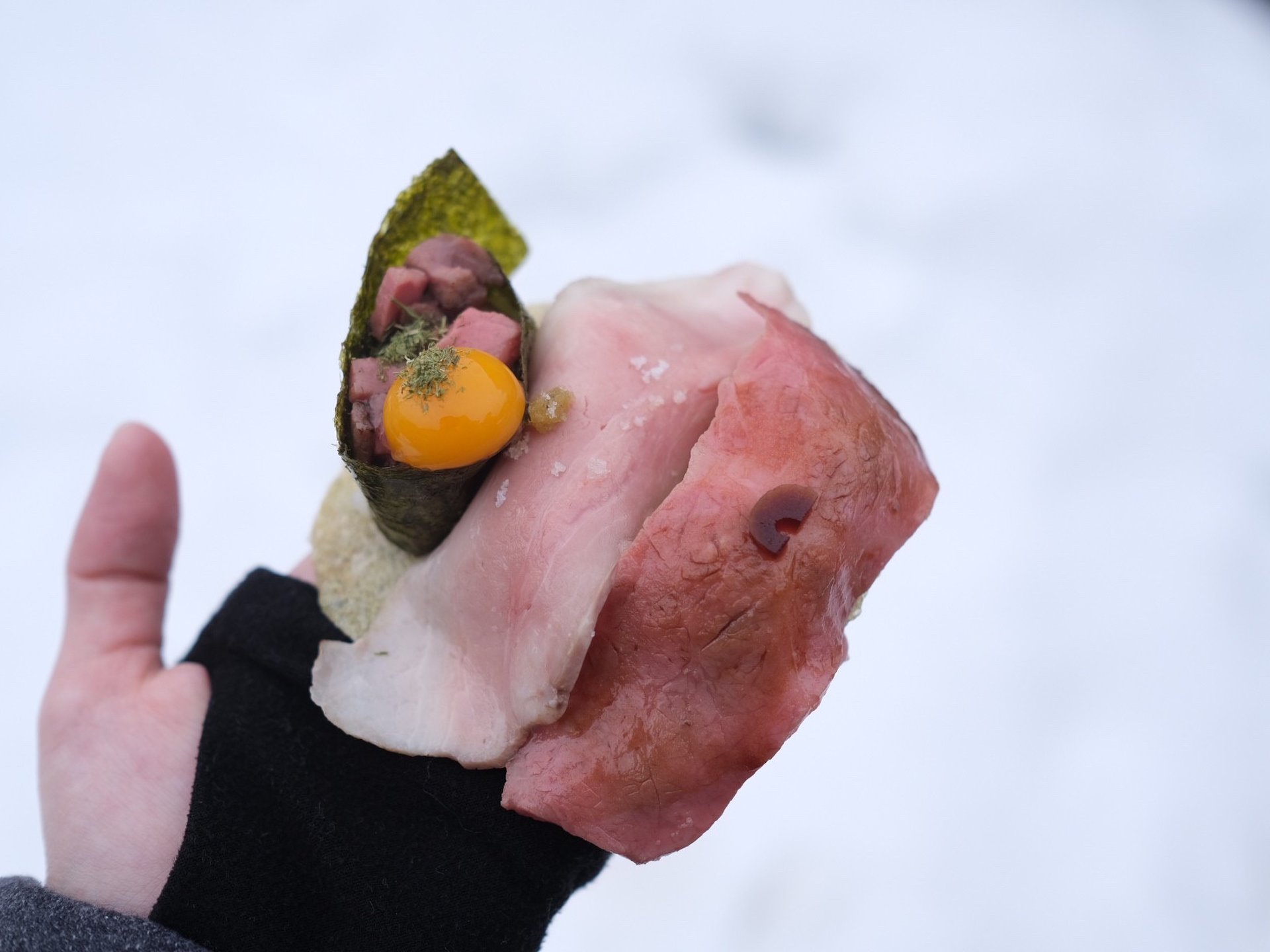 冬の醍醐味！世界遺産・白川郷で名物の飛騨牛寿司食べ歩き～合掌造り散歩、第3弾