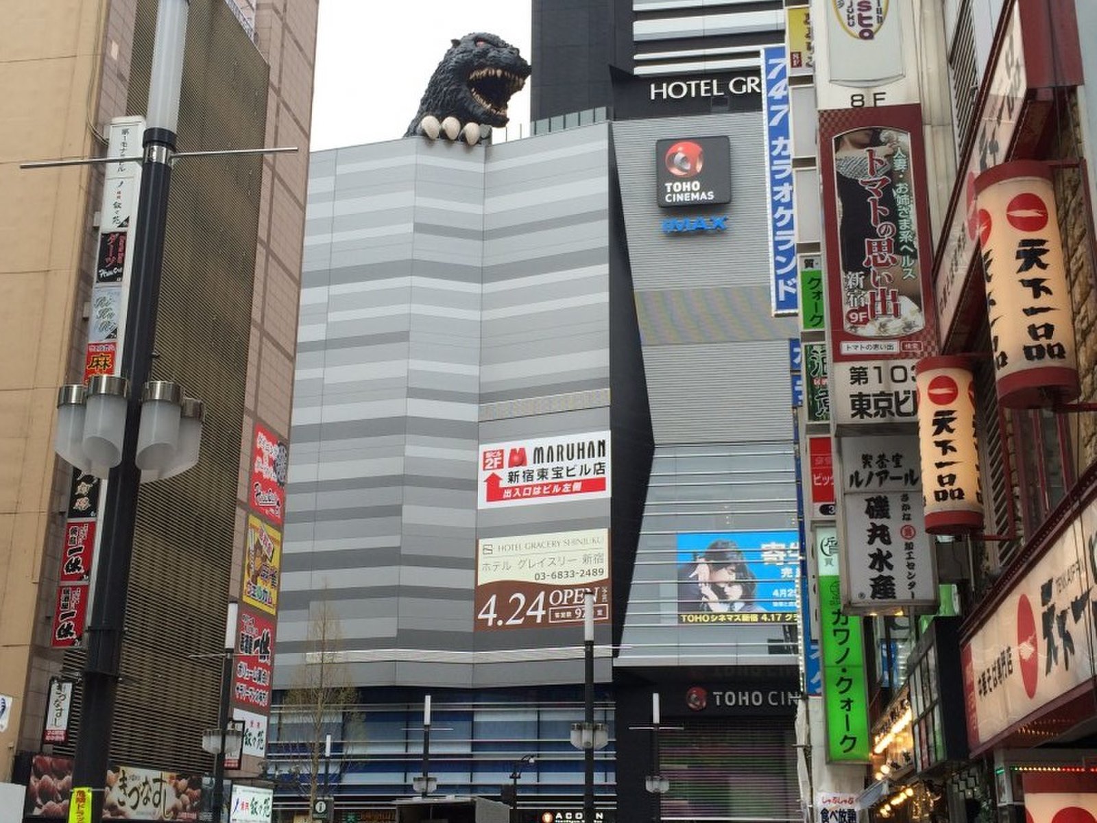 新宿の実寸大ゴジラ周辺 おすすめアメリカの定番朝食が味わるカフェなど新宿満喫プラン Playlife プレイライフ