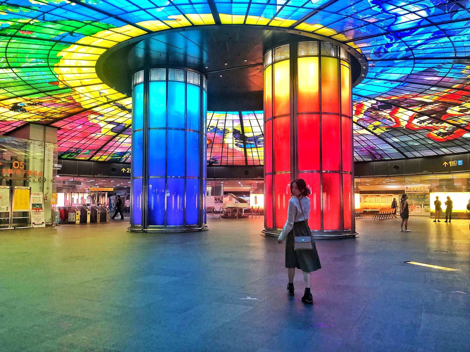 駅に4,500枚ステンドグラス⁉︎台湾・高雄の世界2番目に美しい駅「美麗島」