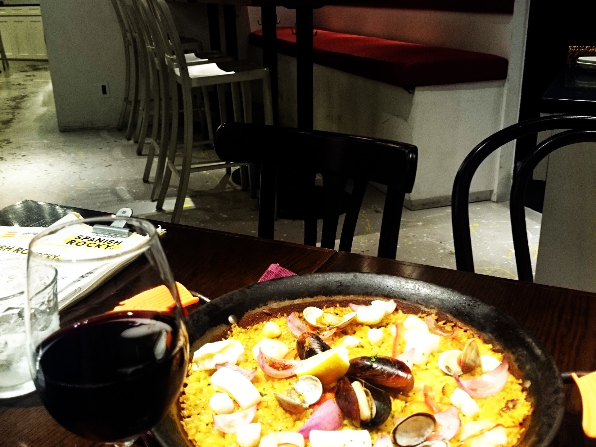 横浜みなとみらい夜飲みデート！本格スペイン料理が美味しい、ロッキーがテーマのバル。カップル必見情報