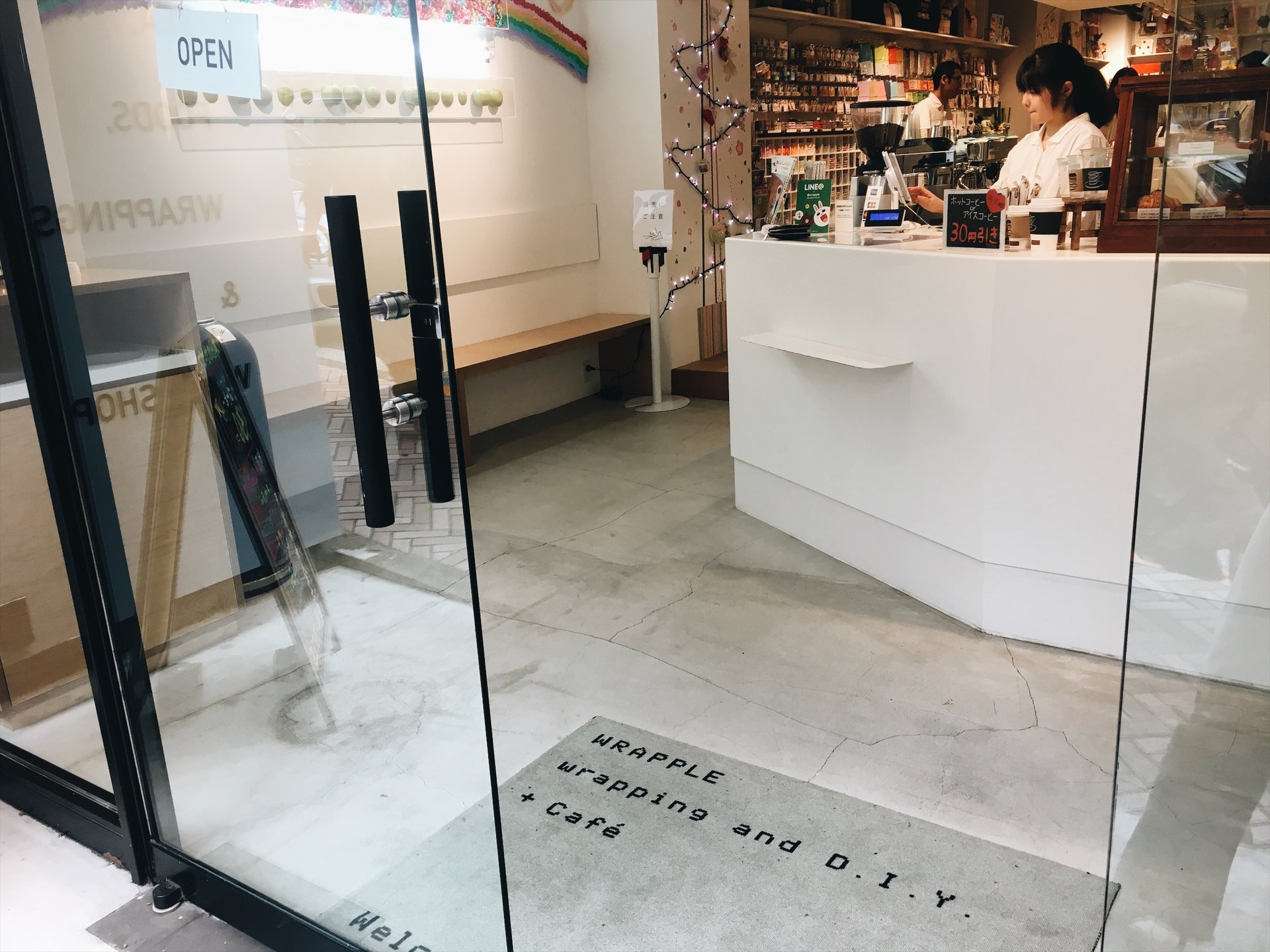 お洒落な空間なカフェに雑貨屋さん？？！NYにありそうな白を基調としたお洒落なカフェが渋谷に発見！