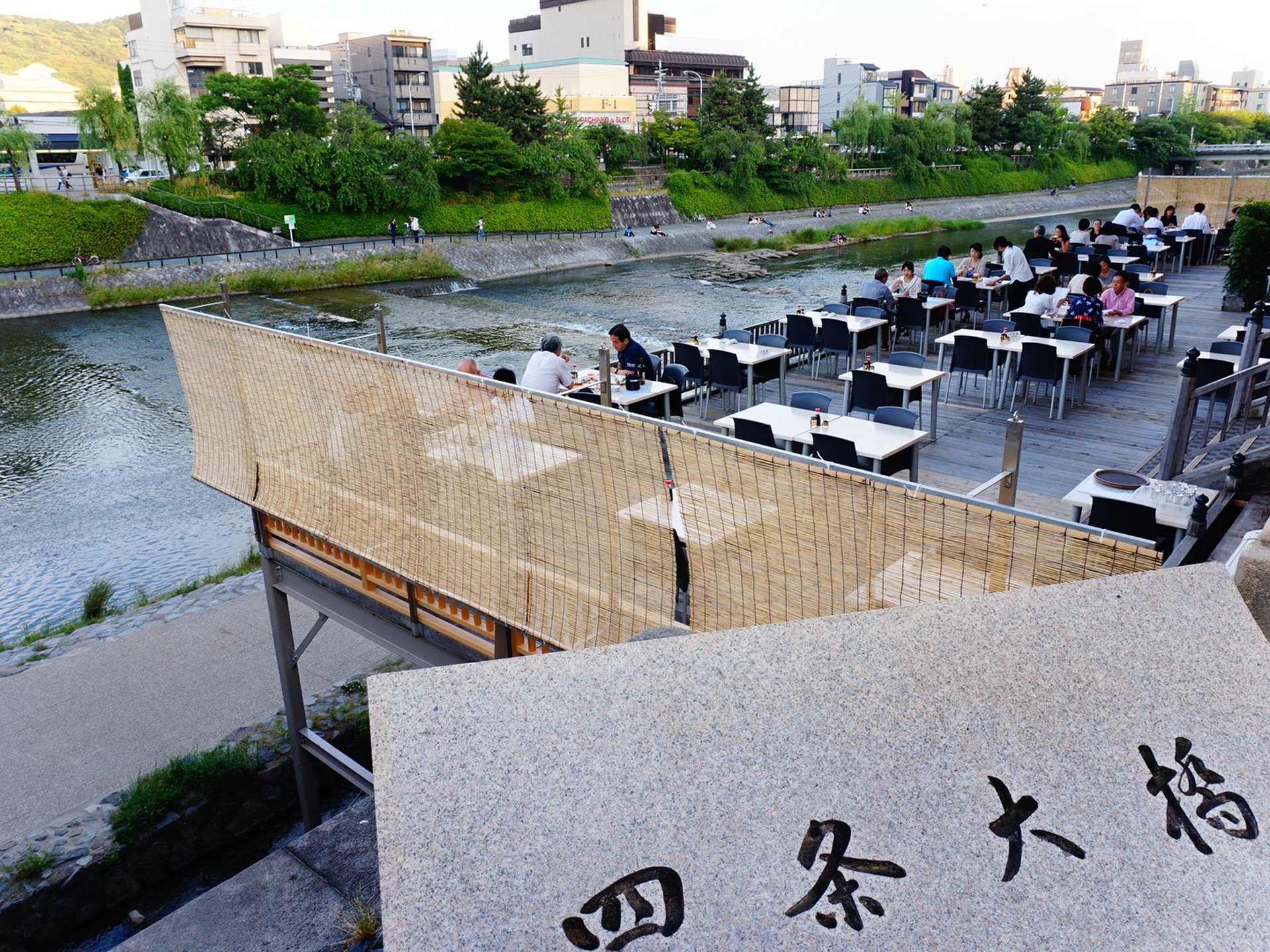 京都旅行☆川辺の絶景レストランでロマンチックディナー。鴨川川床で席料なしのお得なお店！   
