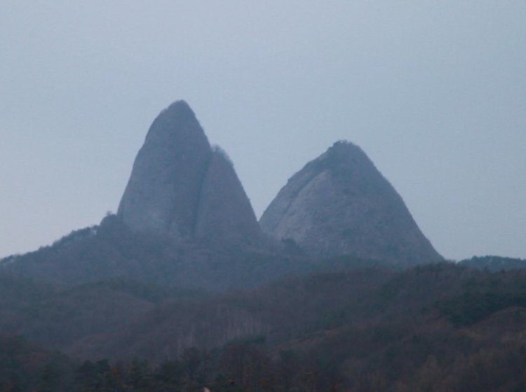 韓国の奇山 パワースポット 馬耳山を訪れ 名物の骨付きの黒豚を豪快に食べる ポッコッマウル 塔寺 Playlife プレイライフ