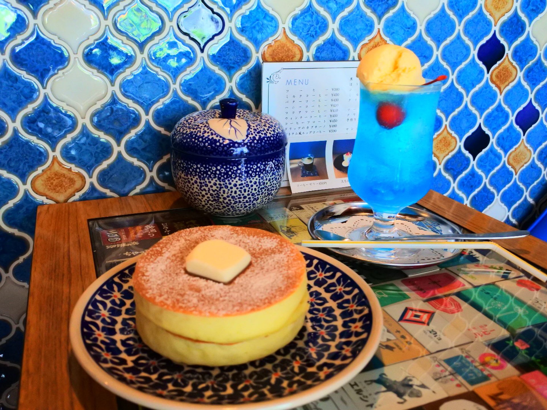 【まるで書庫の水族館】堀江のおしゃれなレトロカフェでいただく純喫茶風ホットケーキ♡