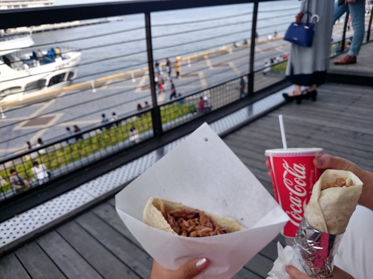 初夏は神戸旅行デート 海を見ながら安くて美味しいケバブランチ 500円 絶景テラスで Playlife プレイライフ