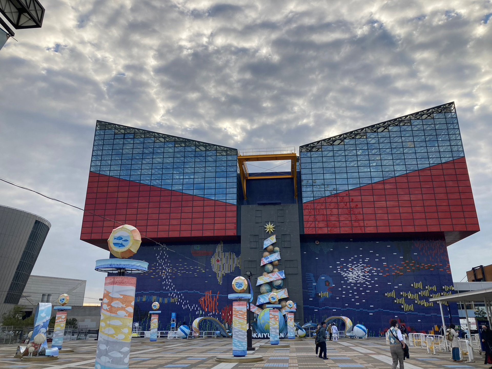 大阪港の海辺でデートの王道プラン！水族館と観覧車で2人だけの時間を満喫♡