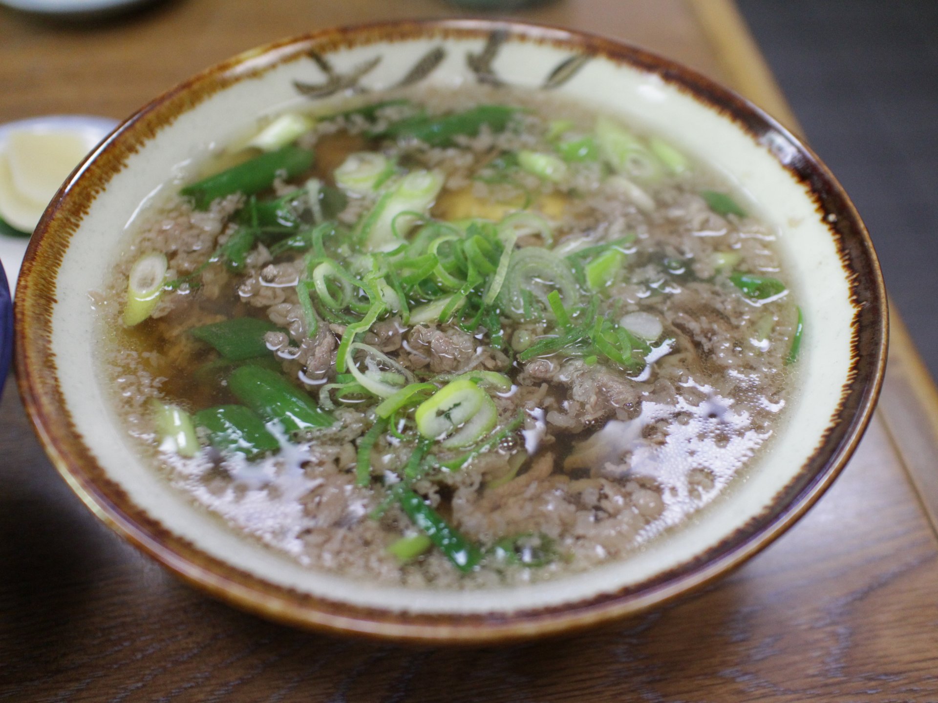 大阪・なんば　芸人たちが愛する「千とせ」の『肉吸い』、洒落から生まれた大阪の伝統の味。