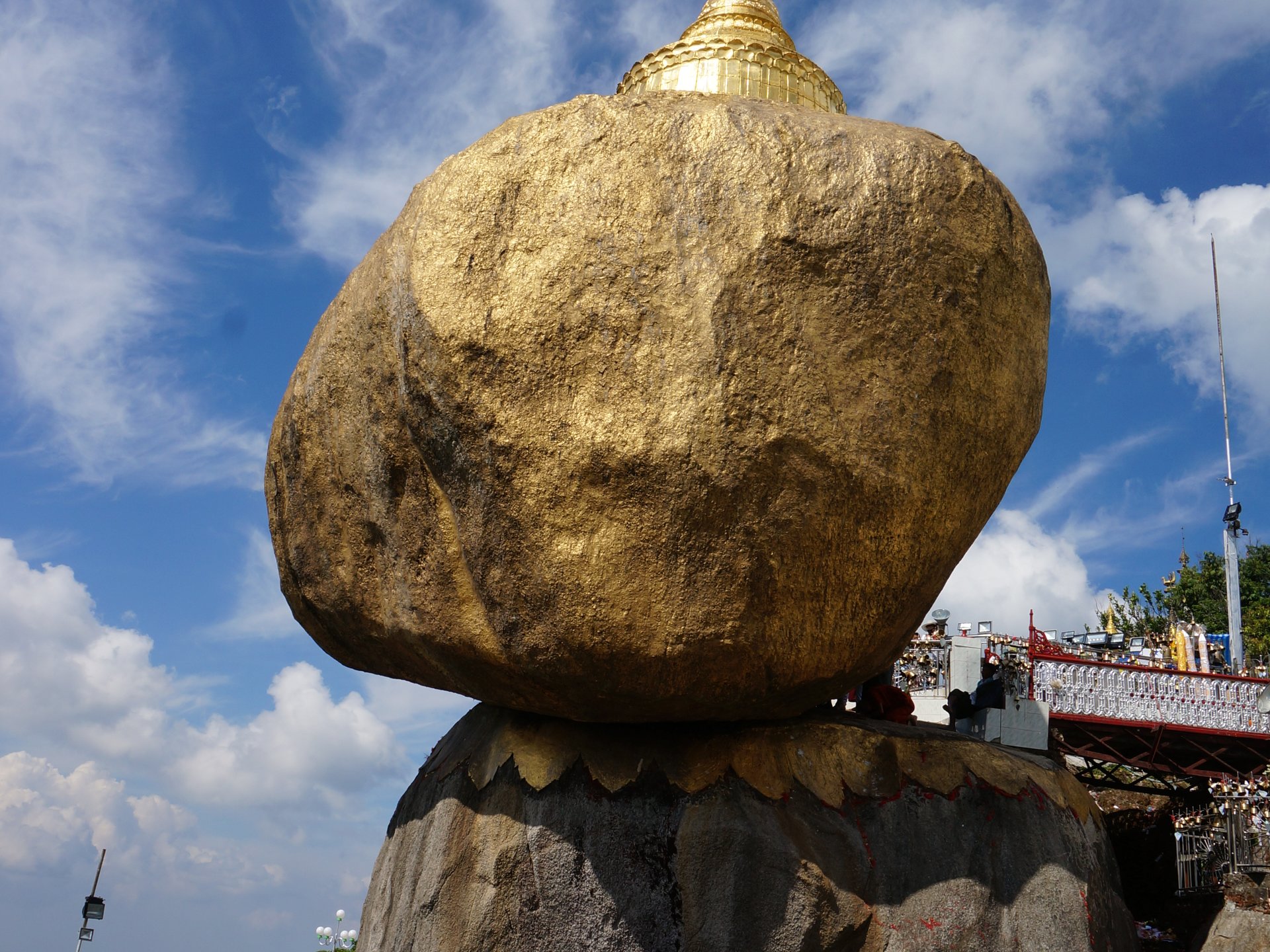 【ミャンマー・ゴールデンロック】不思議体験したい方♪美しすぎる伝説の巨岩♪ヤンゴンから日帰りでＯＫ
