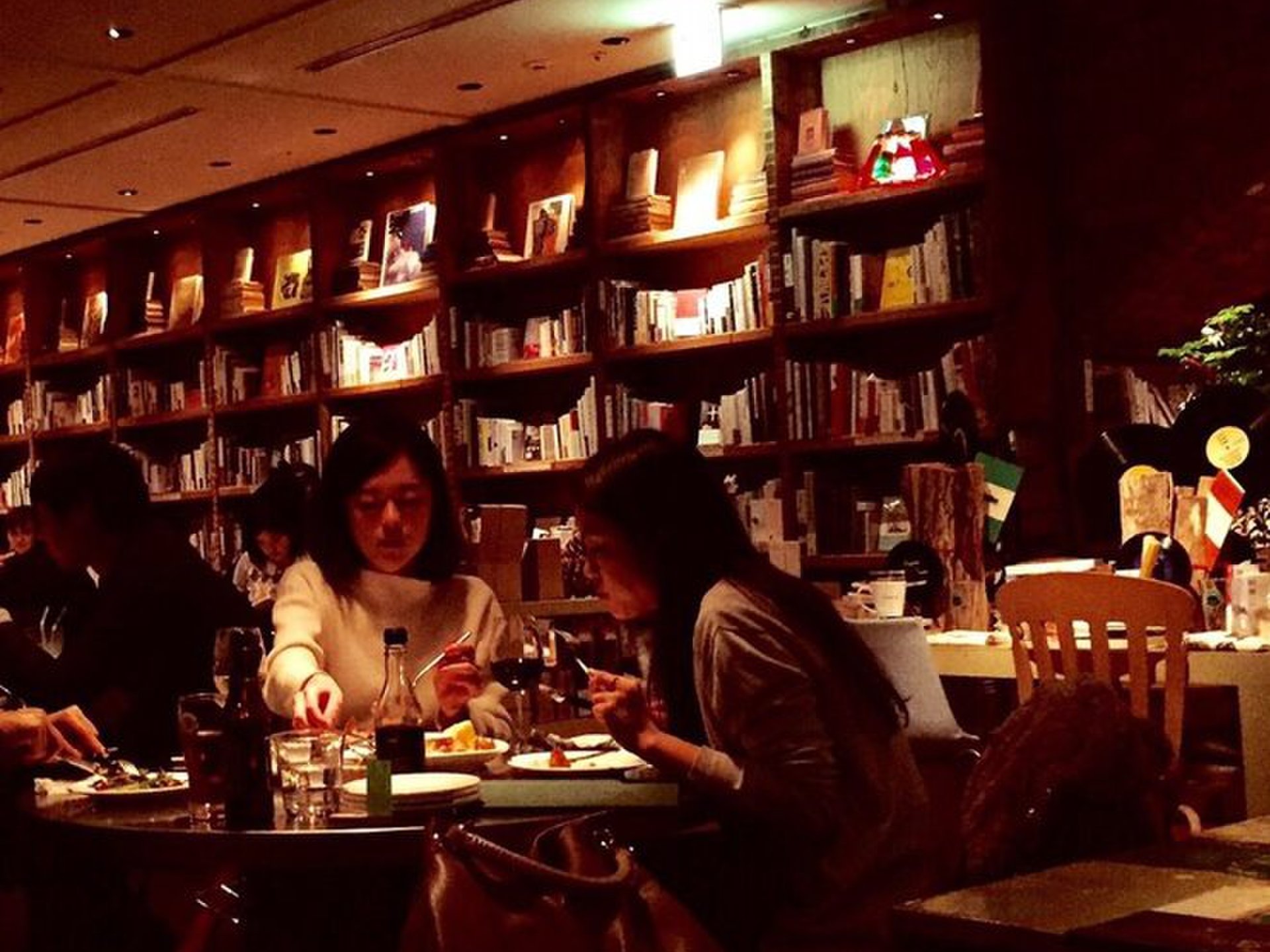 【都内の図書館のようなカフェ】本好きカップル必見！本に囲まれたブックカフェ3選♪