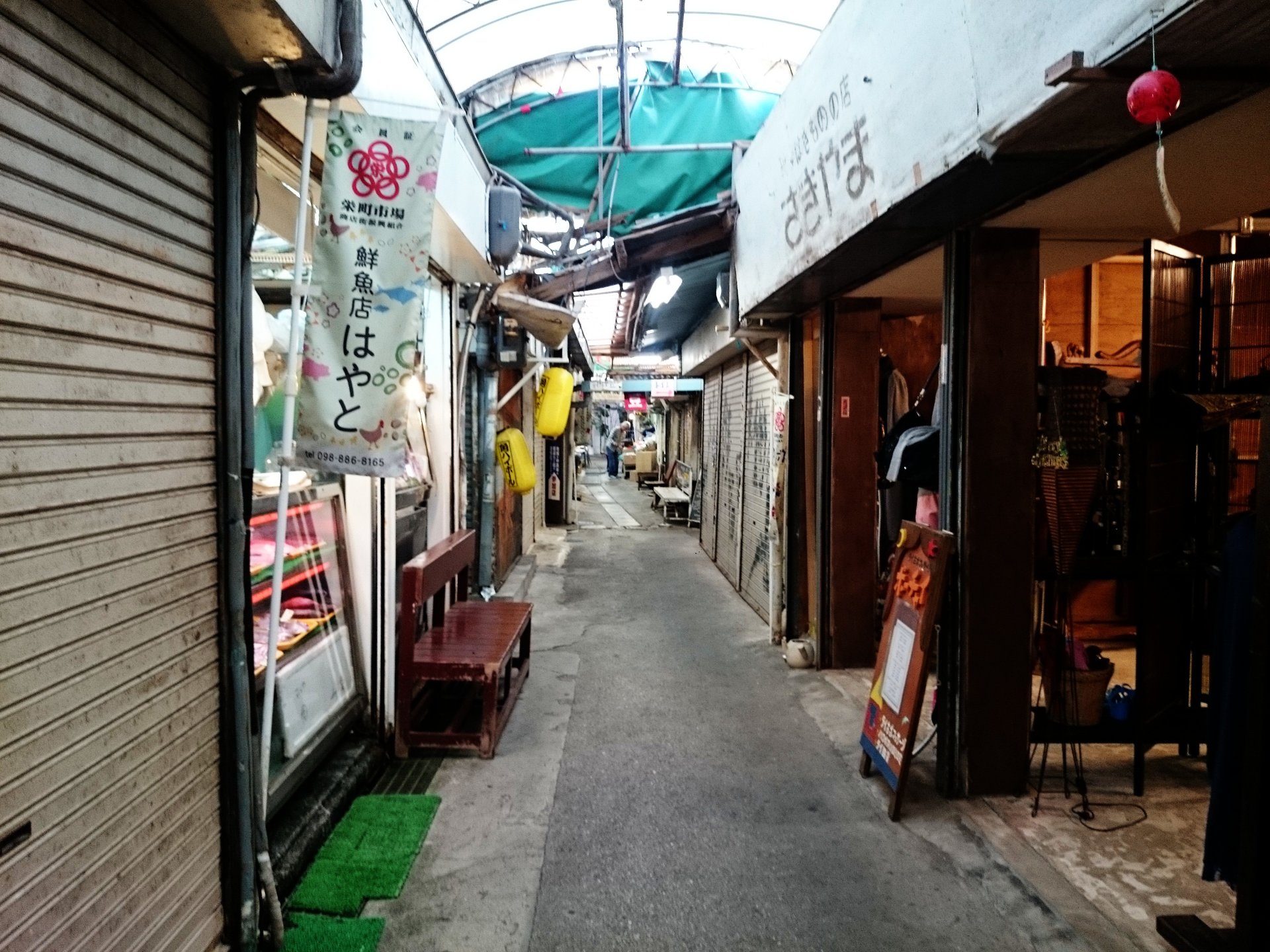 【沖縄旅行の穴場食べ歩きコース】安くて美味しい栄町市場のお総菜&お土産！ローカル色強め