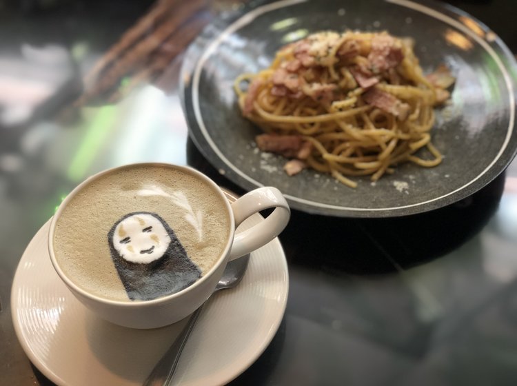 インスタ映えするジブリのメニュー 香港にあるカフェのカオナシラテアートにぞっこん Playlife プレイライフ