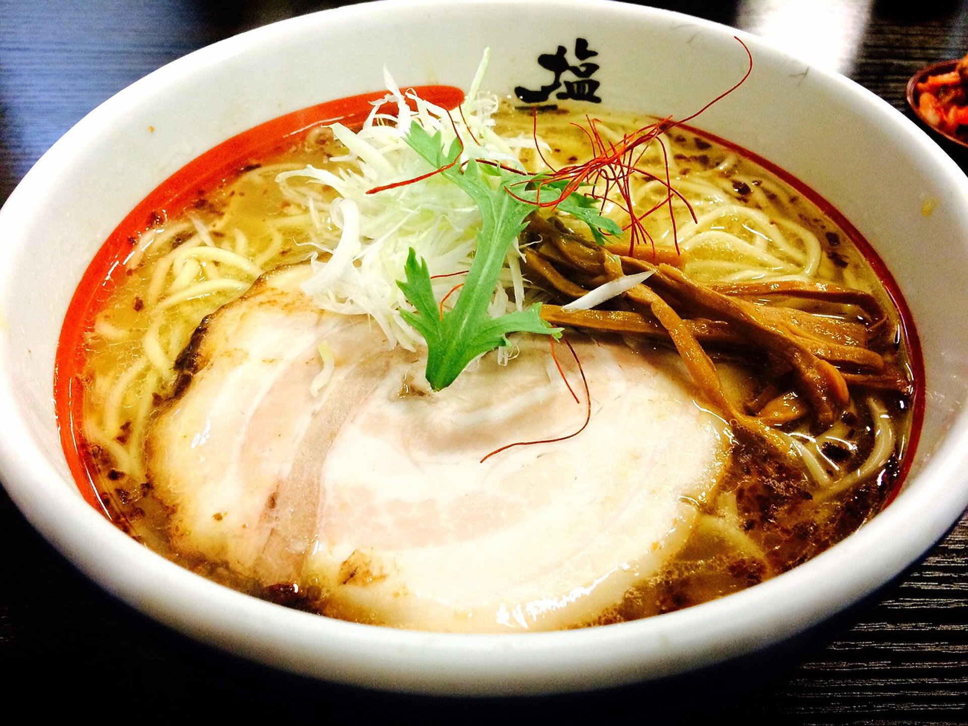 【天然塩ラーメン】塩をベースとしたラーメンで美味しいと人気を呼んでいる店「塩元帥」