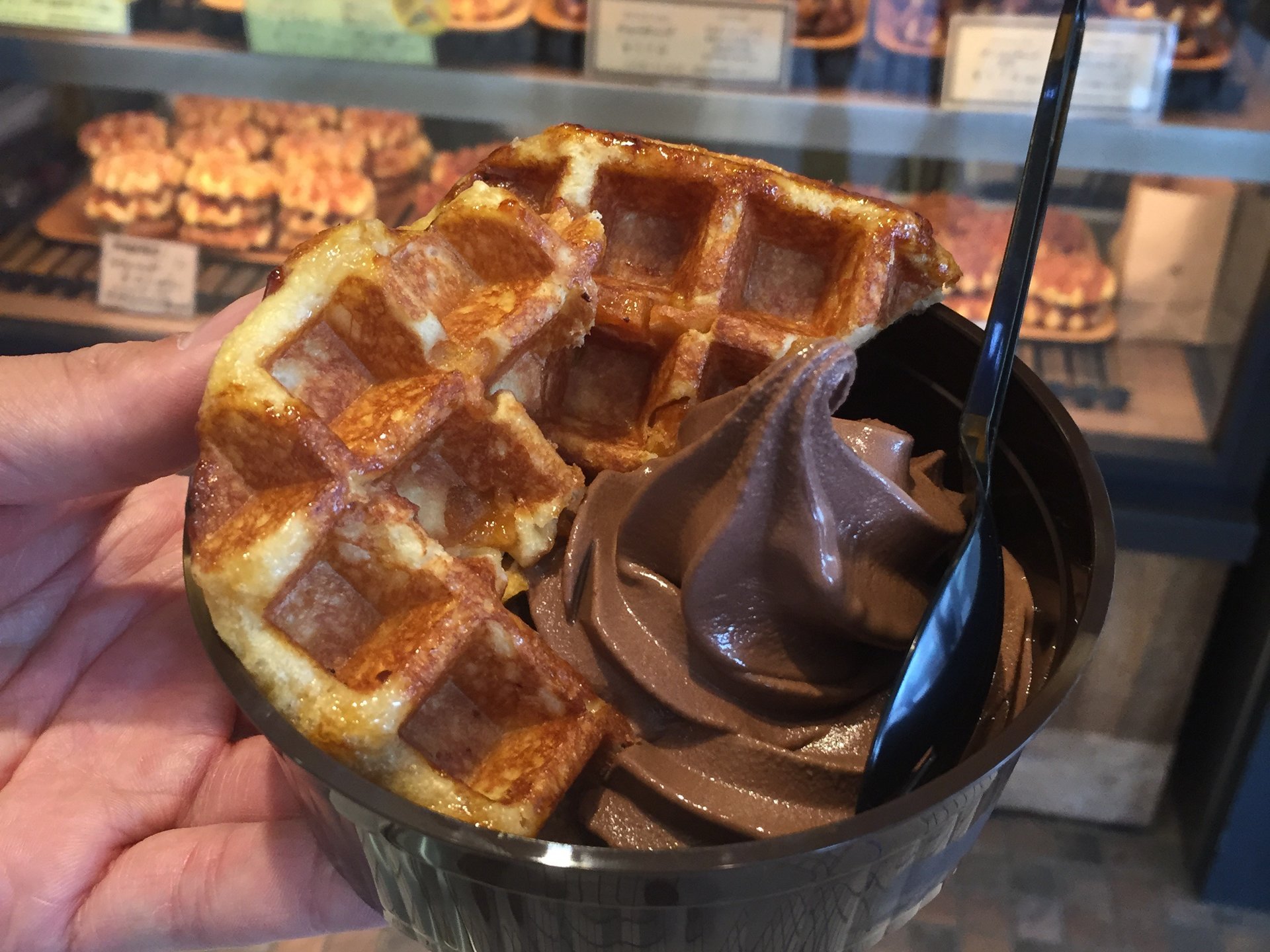 【MR.waffle(ミスターワッフル)】本場ベルギーのチョコレートソフトクリームのワッフルパフェ☆