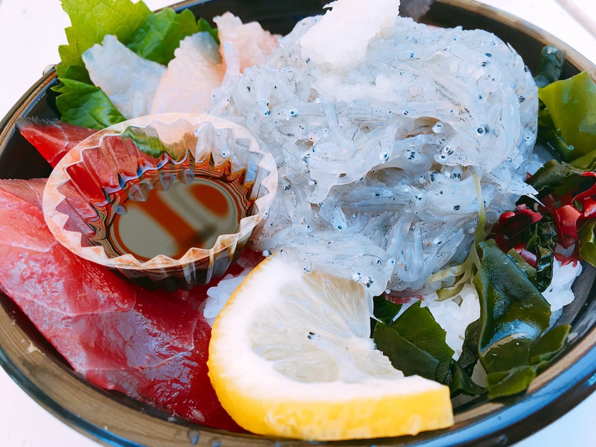 生しらすがキラキラと光り輝く！淡路島名物生しらす丼を「道の駅あわじ」で食べよう