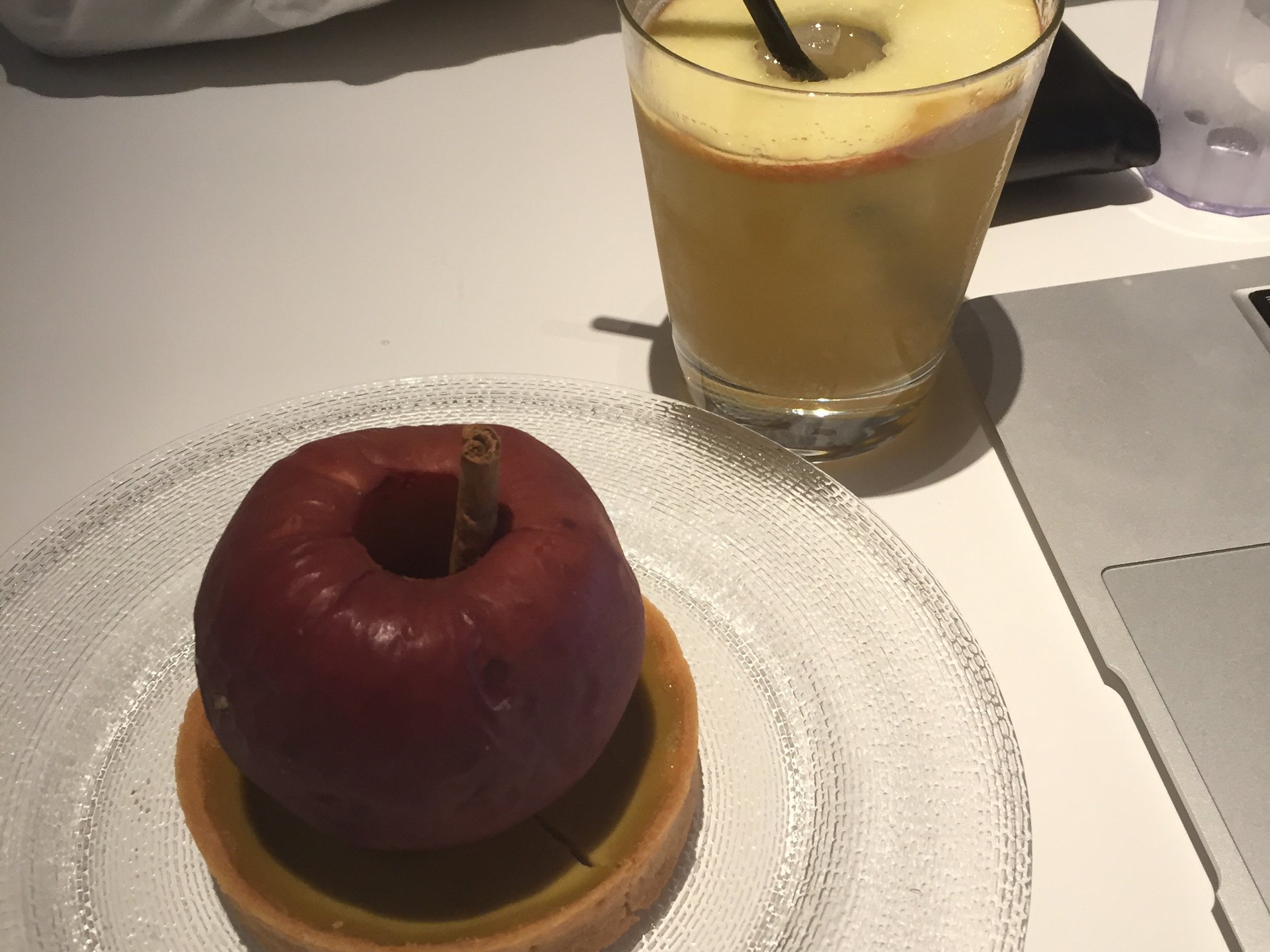 りんご好きにおすすめの丸っと1つ使用したりんごのケーキ！新宿にあるおすすめケーキのお店2選！