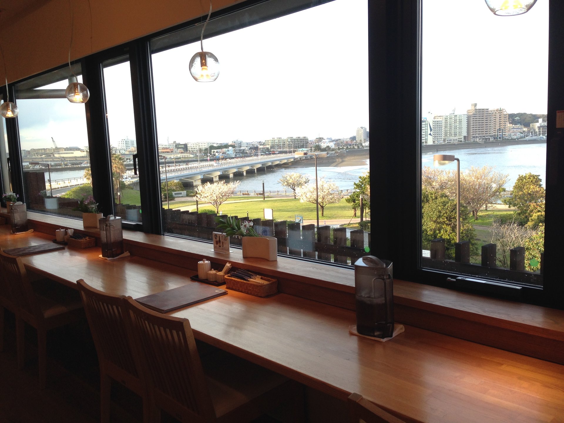 【湘南・江の島でランチ・ディナーにおすすめ人気スポット】海沿いテラスで食事！デートにおすすめ！