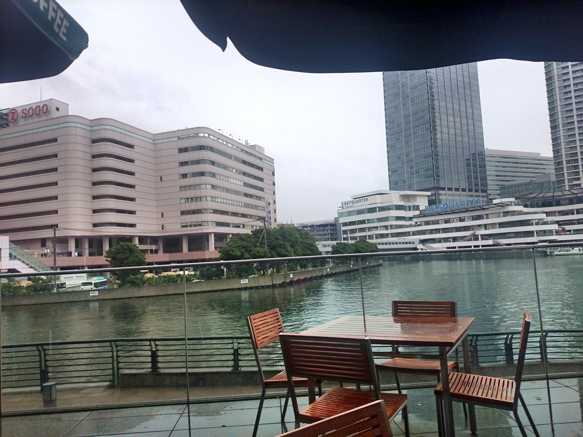 横浜雨の日デート。駅から濡れないで行けるお洒落な水辺のスタバが空いていて穴場！小雨ならok!