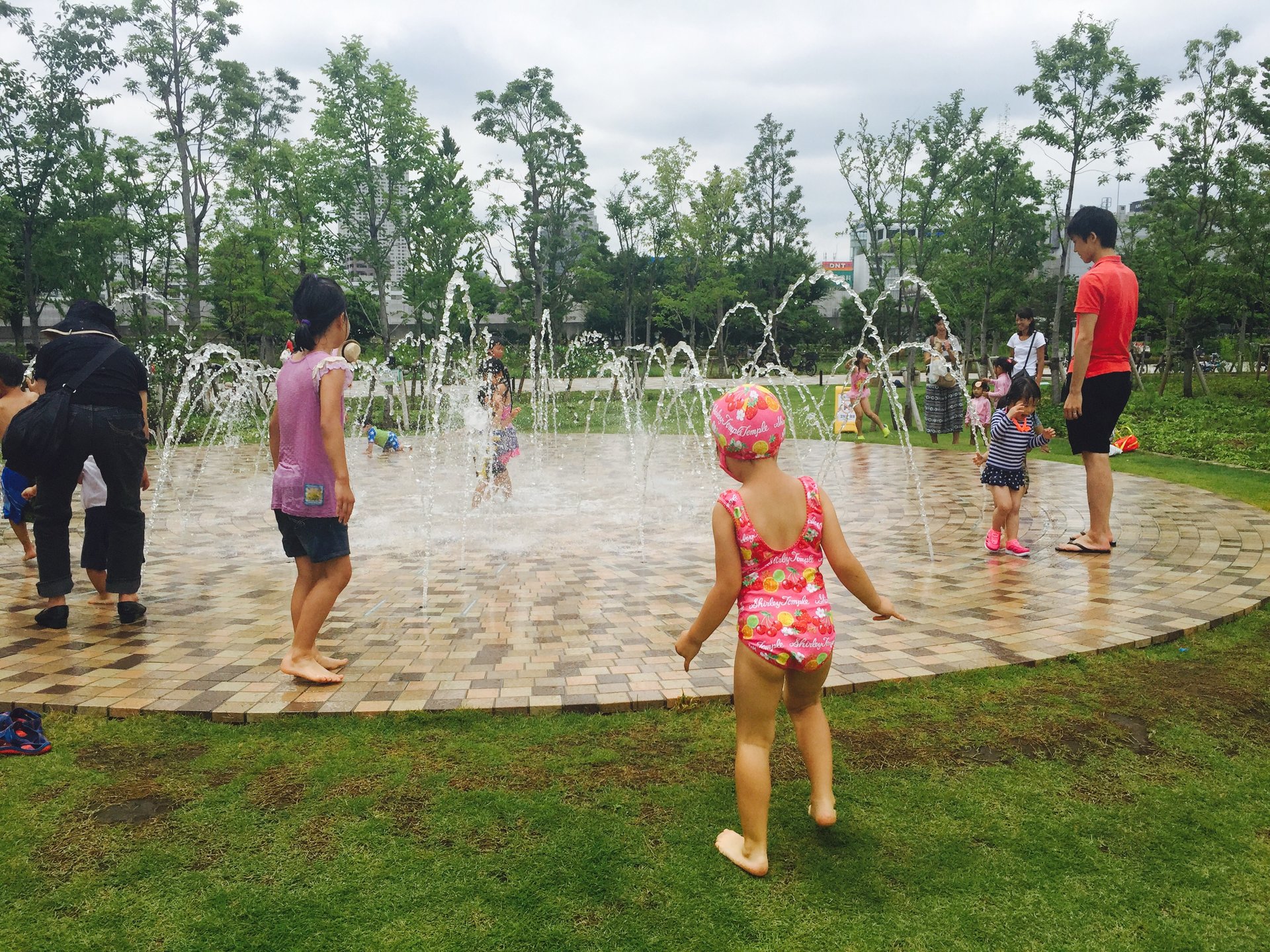 【子供の夏休み】親子で無料で一日遊べる品川ウォーターテラスでおしゃれな水浴び