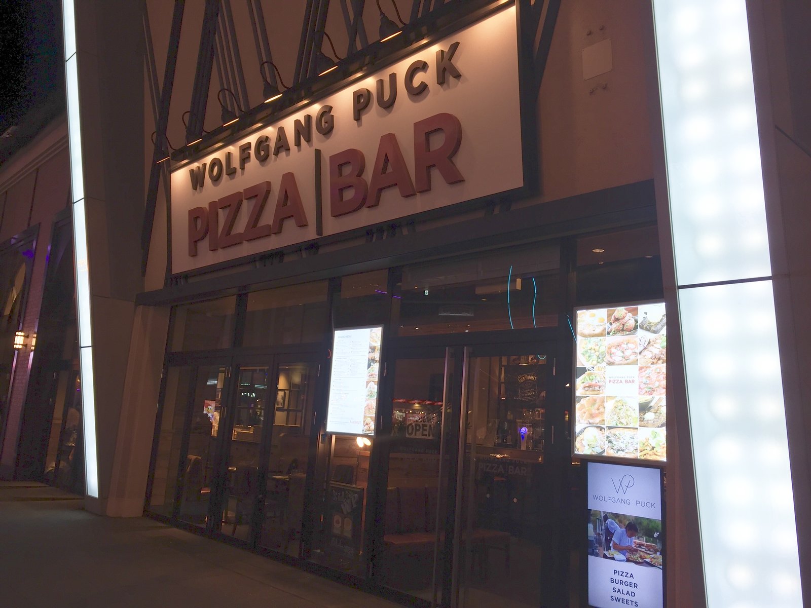 ウルフギャング・パック PIZZA BAR 大阪 ザ パーク フロント ホテル店